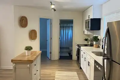 Charming 2-bedroom Guest House with WiFi and Ac in  Central Lakeland