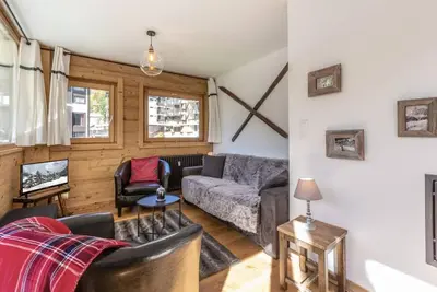 Image de 130m des commerces, 1er étage, vue rue/station/montagne, balcon, cheminée ou poêle à bois