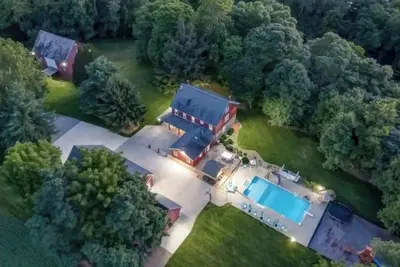 Image de 1800's Totally restored Estate w\/ 5 bedrooms, pool, hot tub, and pickle ball!