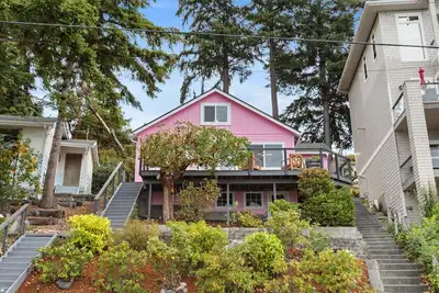 Image de Darling pink beach house with epic views in a cozy community.