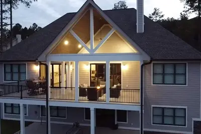 Image de Brand new luxury craftsman. 5000 sqft with 5 bedrooms, 5 baths and bunk room.