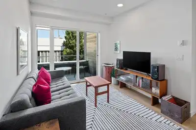 Image de Luxury 1 Br + Work Space & Parking - Heart of Victoria - 90-day minimum rental