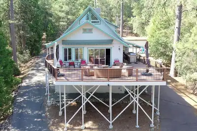 Image de The Valley View: Pine Mountain Lake Cabin by RedAwning