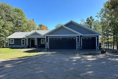 Image de Beautiful lake front home with a private beach, dock and large yard