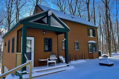 Image de 5 star rated in Chimney Hill w private Hot Tub 10 mins to Mt Snow Ski Resort