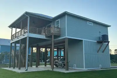 Image de Bream Street retreat. New home in Bsl on the water with boat launch. Sleeps 10.