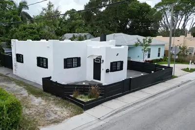 Image de Historic 2-bed house, WiFi, pool table/ping pong, hot tub, 3TVs, 3 min to beach
