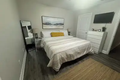 Image de Condo- Walk To At&T Stadium-King Bed-Sleeps 12!
