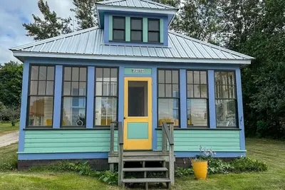 Image de Stunning Cottage across for public Bayshore beach
