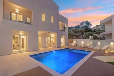 Image de 7 Minutes from City Centre | Deluxe 6br Villa