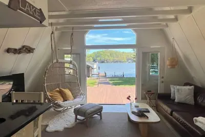 Image de Relaxed Privacy: A-Frame on Lake Tillery, Nc