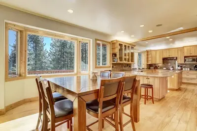 Image de Luxury Home | Chef's Kitchen & Hot Tub | Sleeps 10