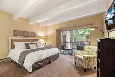 Image de 3br Condo | Deck, Fireplace | Near Beach & Skiing