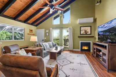 Image de Ski-In Heavenly Condo | Cozy 3br | Sleeps 8