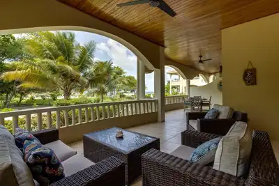 Image de Luxurious 2br Beachfront shared Pool & Modern