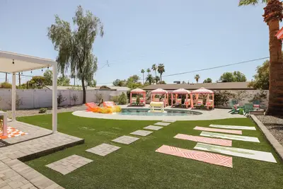 The Sunset Club - 4br/3ba - Pristine Pool & Backyard Oasis