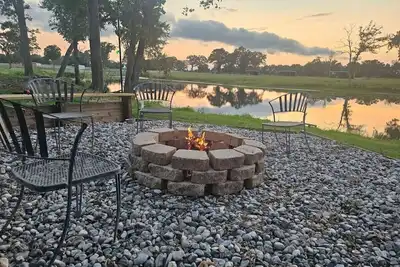 Image de Lakefront w\/ Fire Pit, Lake Fun, and Horse Feeding