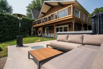 Image de Spa, Sauna, et bord de lac! Foyer & Bbq, détente assurée dans le Zénitude ✨