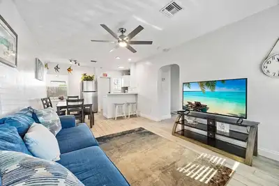 Image de Stunning Waterfront Home; 1 min walk to Beach