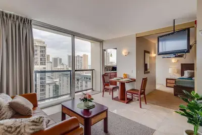 Image de High Floor 1 Br with in Unit Washer Dryer in Waikiki, Tandem Parking Included, Close to Beach
