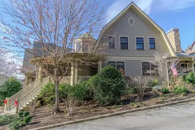 Image de Big Sigh | Cheshire Village Townhome 5 Min. to Town!
