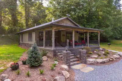 Image de Up the Creek - single level modern farmhouse