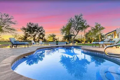 Image de Located in the heart of Scottsdale! On the 19th Hole, Pool, Ping Pong, Hot Tub, Horseshoe Pit!