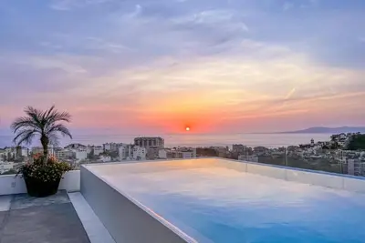Image de Stunning Zona Romantica Condo w/ Lux Rooftop Pool
