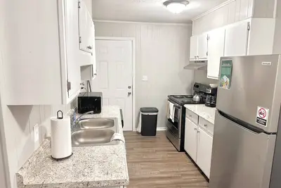 Image de New! Charming 2-bed home close to Msu