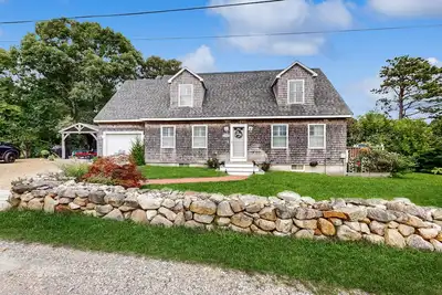 Image de Spacious home in central location with beautiful patio, pool table, W/D, & Ac