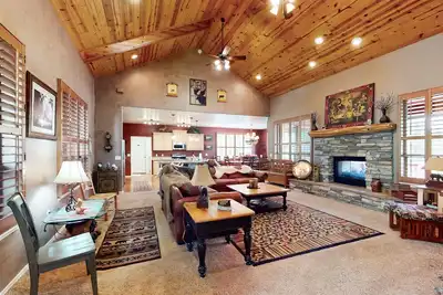 Image de Spacious home with fireplace, multiple patios, balcony & grill