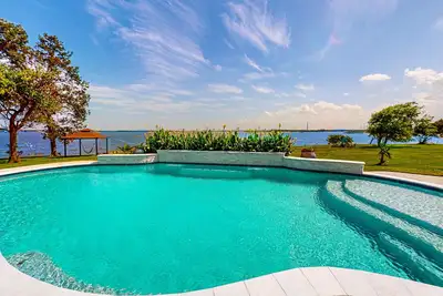 Image de 2-bedroom cozy guest home with patio and shared pool and views