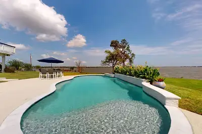 Image de 3-bedroom home with washer\/dryer, Tv, free internet, amazing water view