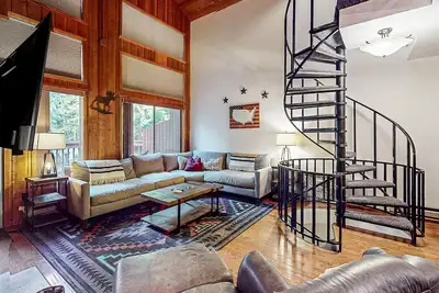 Image de Charming condo with lake access, shared pools and hot tub, WiFi, and fireplace