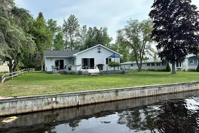 Image de Lazy Waves Lodge, A waterfront canal cottage retreat on Houghton Lake