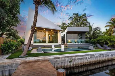 Image de New Construction Waterfront Luxury Villa