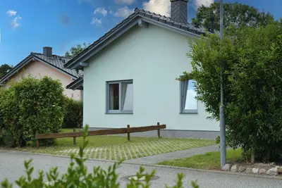Image de Maison de vacances près de la plage avec jardin
