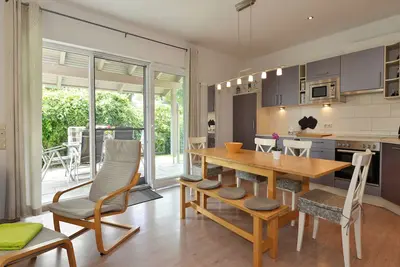 Image de Maison de vacances près de la plage avec jardin