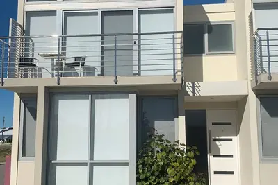 Image de Beautiful modern three bedroom townhouse walking distance to the beach.