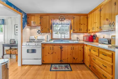 Image de *New Property* 2br Colonial Acres Beach neighborhood on Lewis Bay - water views of Mill Creek.