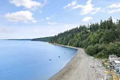 Image de Serene 2-bedroom beach retreat with clear waters and sea breeze in Langley