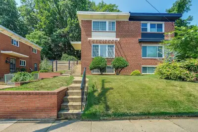 Image de Arlington Townhome w/ Furnished Patio!