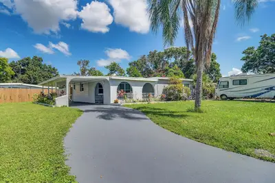 Image de 7 Mi to Beach: Updated Home w/ Pool in Seminole