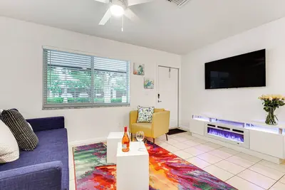 Image de 2 Mi to Dtwn Hollywood: Vibrant Pet-Friendly Condo