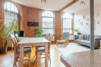 Image de Spacious city apartment, open-plan, converted mill. 5 minutes from city centre.
