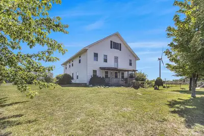 Image de 6 Br, 3. 5 Ba Farmhouse located amidst rolling hills of Orchards. Sleeps 16!