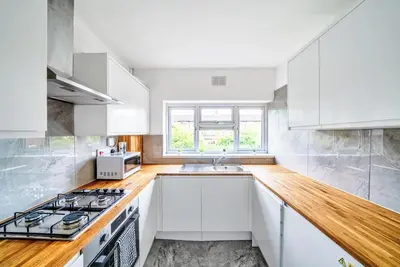 Image de Stylish 3-bed Flat with Patio Near Heathrow