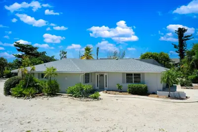 Image de Island Sanctuary: Canal Home with Pool, Pets Ok!