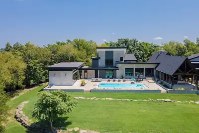 Image de Summer Flash Sale* I Above Nashville Sanctuary I Pool I Fire Pit I Studio