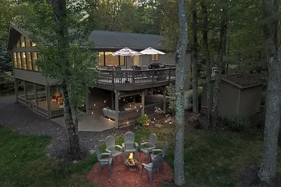 Image de Golf Course Getaway: Xl Cabin w/ Hot Tub, Pools, Beaches, Game Room, King Bed